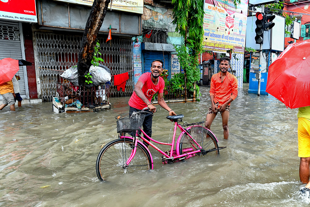 A City Road On A Rainy Day: A Photo Series By Shaibal Nandi