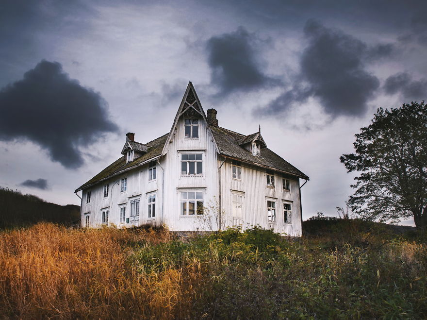 Photographer Britt Marie Amazingly Captured The Abandoned Houses In Scandinavia 