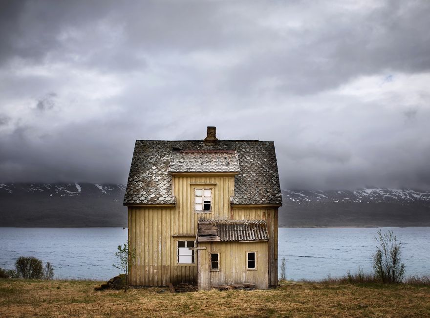 Photographer Britt Marie Amazingly Captured The Abandoned Houses In Scandinavia 