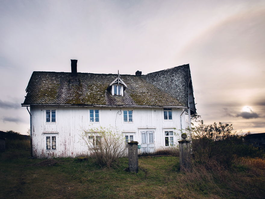 Photographer Britt Marie Amazingly Captured The Abandoned Houses In Scandinavia 