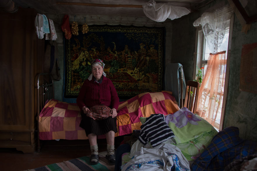 Photographer Olga Kouznetsova Captured 73-Year-Old Woman Living Alone On The Edge Of Civilization
