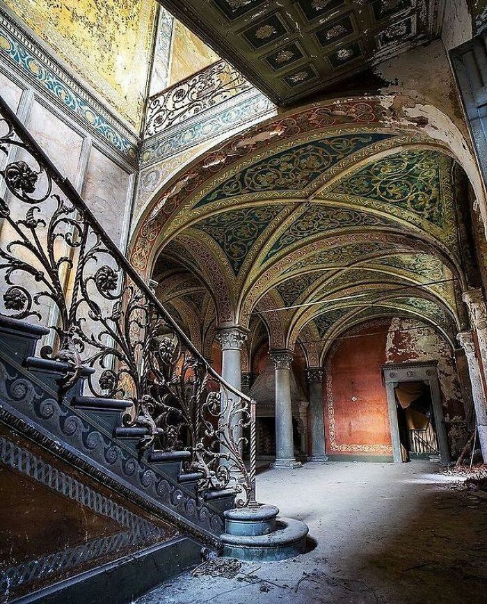 30 Abandoned Places Shared In This Facebook Group Will Take Your Breath Away