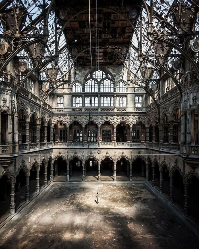 30 Abandoned Places Shared In This Facebook Group Will Take Your Breath Away