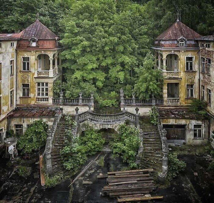 30 Abandoned Places Shared In This Facebook Group Will Take Your Breath Away