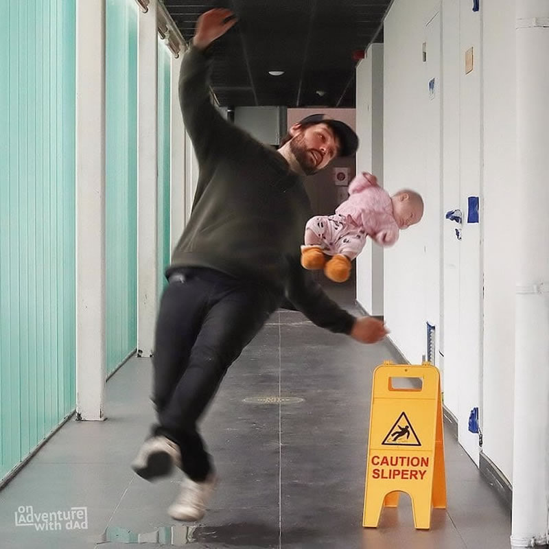 Pai engraçado divertidamente coloca seus filhos em situações arriscadas para brincar com a mãe no trabalho