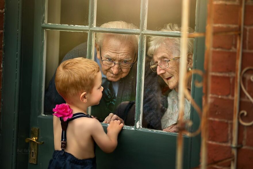 Photographer Sujata Setia Emotionally Captures Grandparents With Their Grandkids