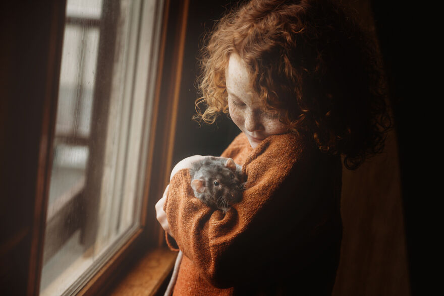 Adorable Photoshoot Of A Girl And Her Pet Rat