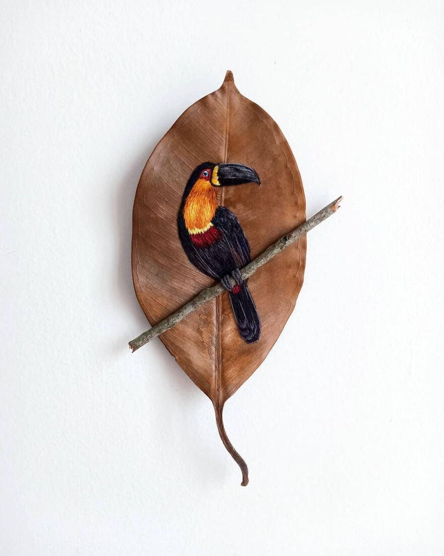 Pássaros bordados nas folhas por Laura Dalla Vecchia