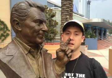 Hilarious And Clever Photos Of People Posing With Statues