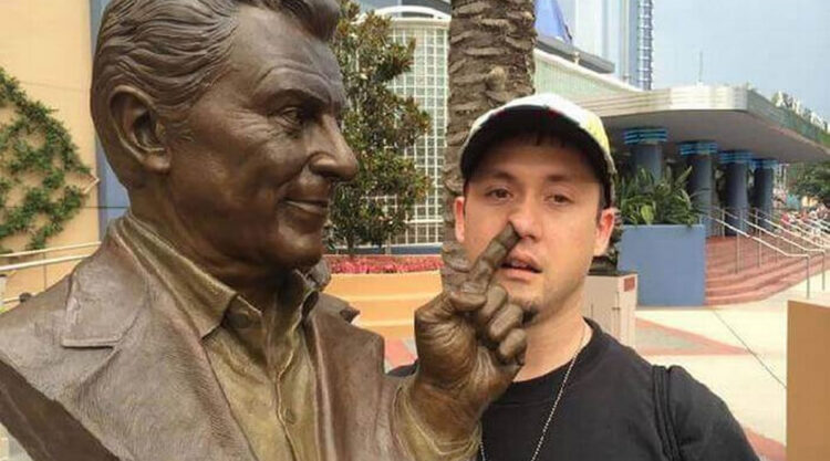 Hilarious And Clever Photos Of People Posing With Statues