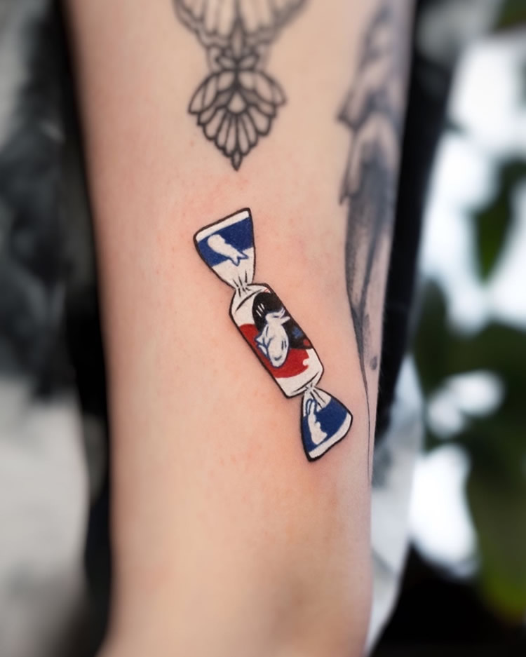 Chinese Artist Creates Tattoos That Look Like Stickers Placed On The Skin