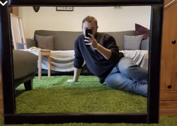 people trying to sell mirrors