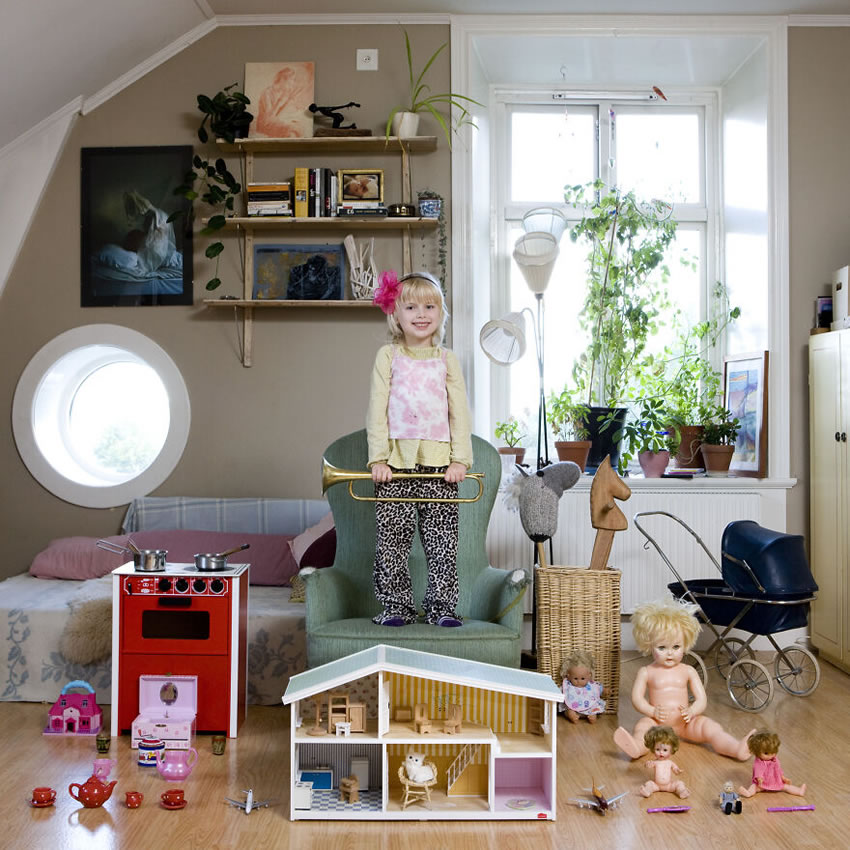 Toy Stories Children Photos By Gabriele Galimberti