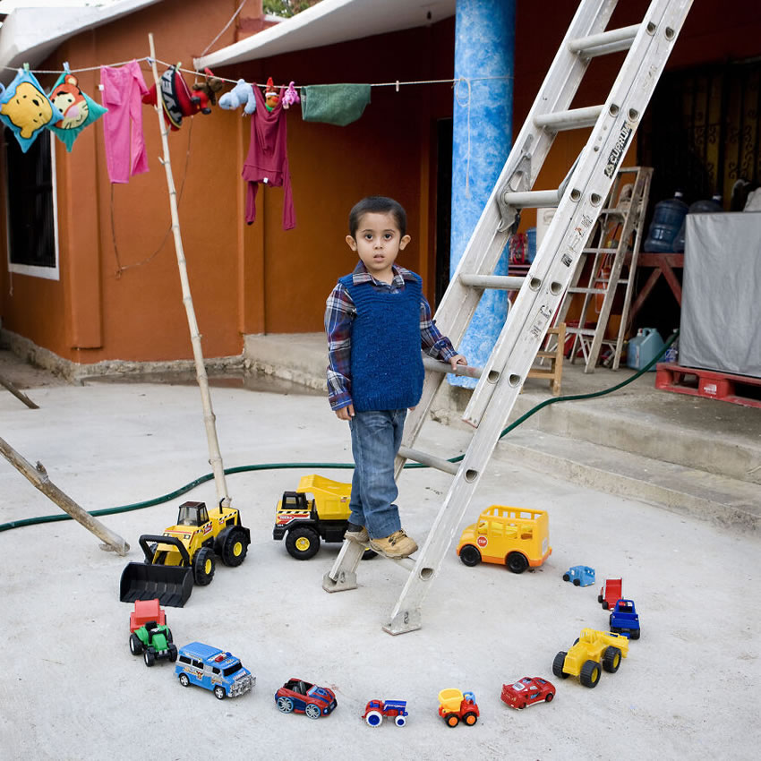 Toy Stories Enfants Photos Par Gabriele Galimberti