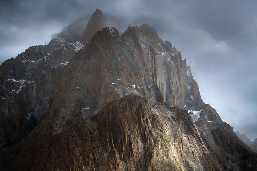 Montagnes de la chaîne du Karakoram par Tomasz Przychodzien