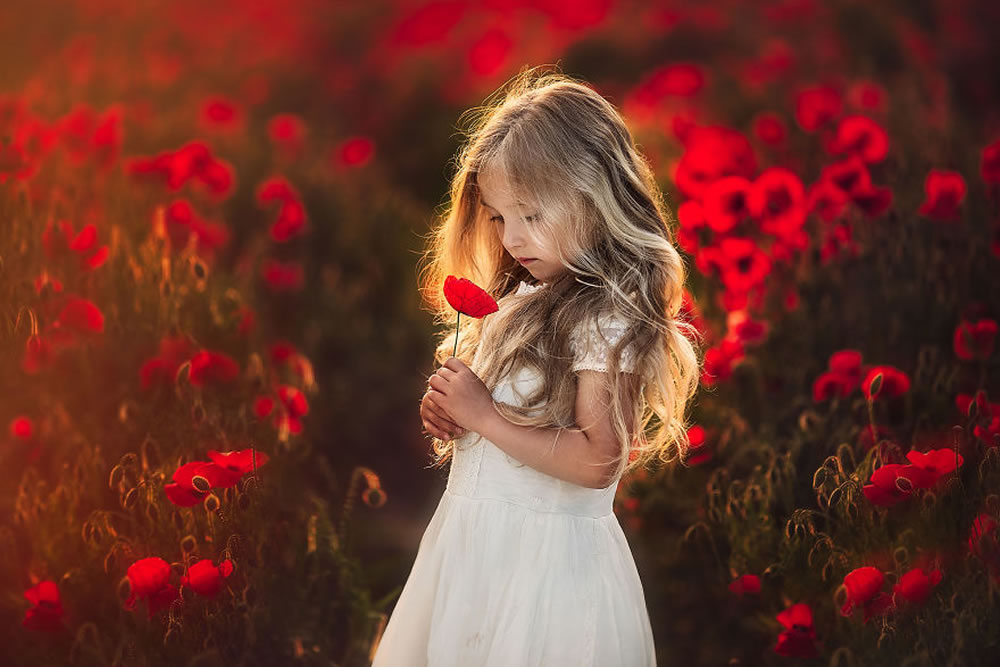 Photographer Amazingly Captured Her Daughter With Every Possible Flower In Her Hand