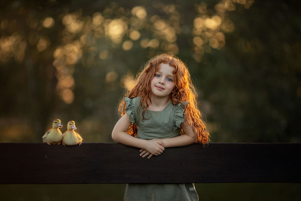 Photographer Maria Presser Captures Her Daughter’s Beautiful Summer Holidays With Two Ducks