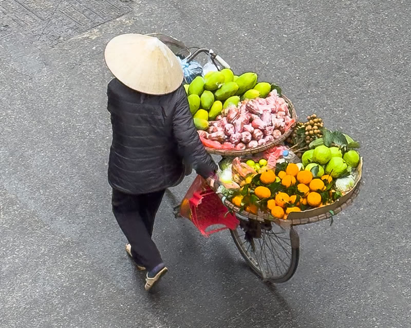 Street Photos Of Fruit Merchants In Hanoi by Trung Dong