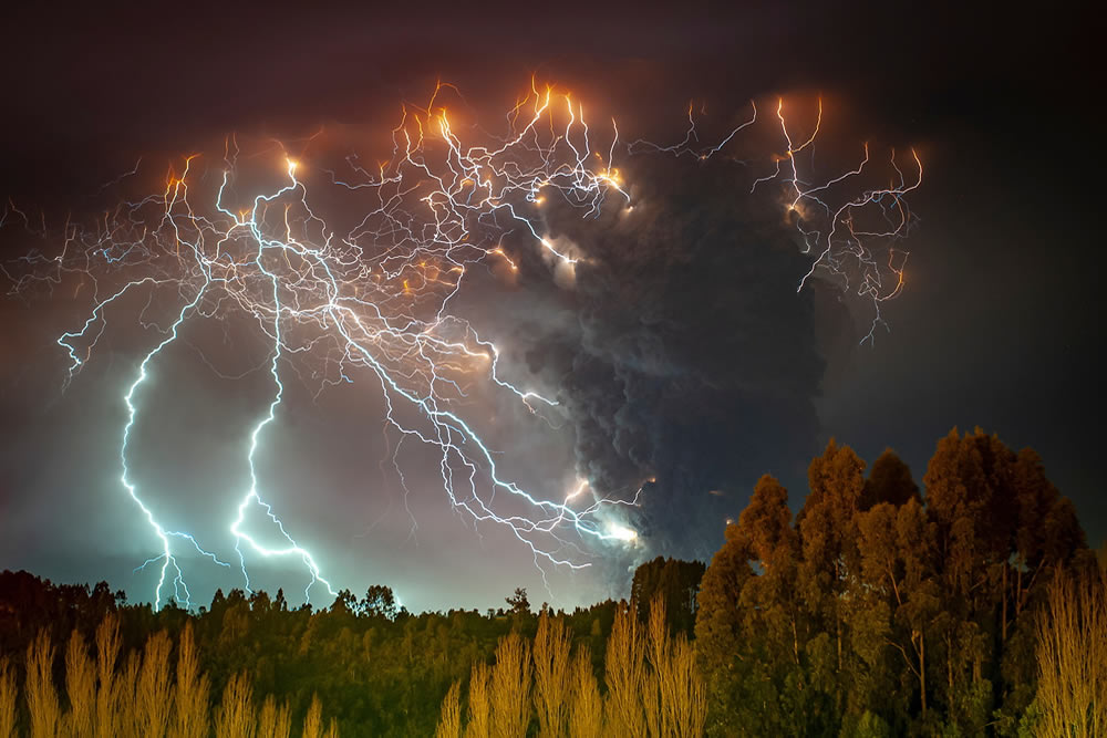 Photographer Francisco Negroni Captures Stunning Photos of Chile's Active Volcanoes