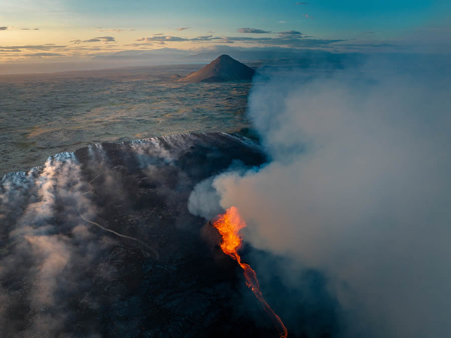 Breathtaking Photos Of The Icelandic Eruption By Tobias Hagg