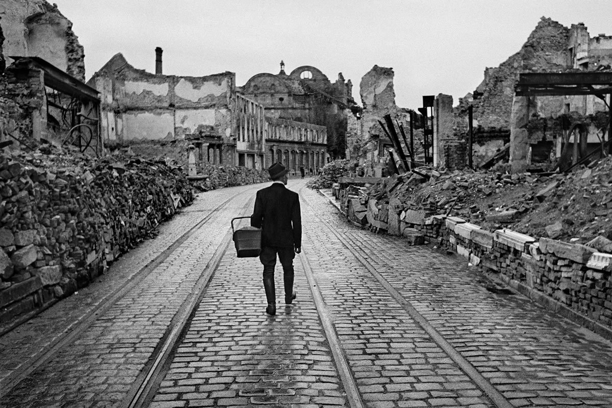 30 Timeless Black and White Photos by Legendary Photographers