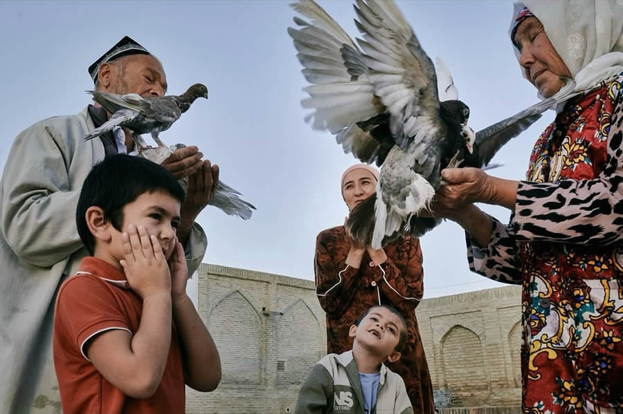 Chilean Photographer Eduardo Ortiz Captures Remarkable Moments on the Streets