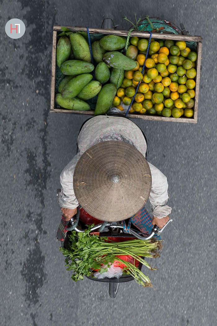 Merchants in Motion by Loes Heerink