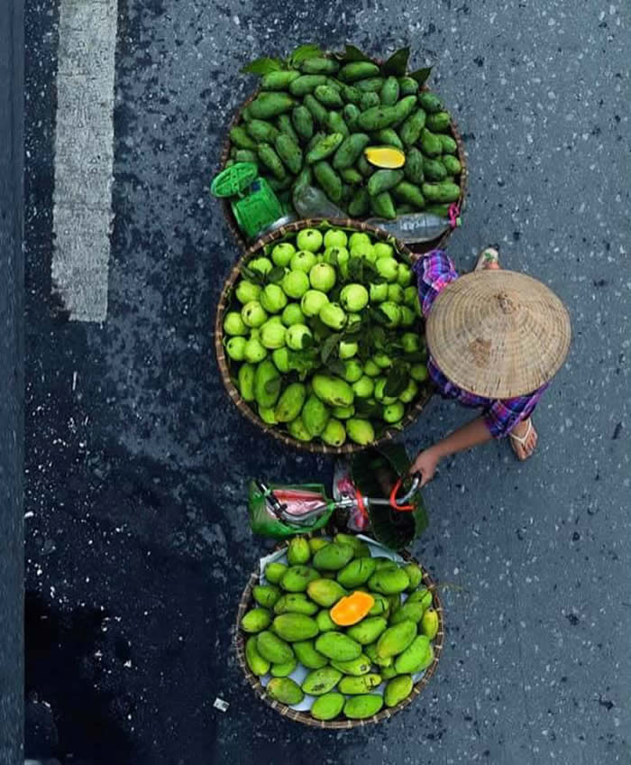 Merchants in Motion by Loes Heerink