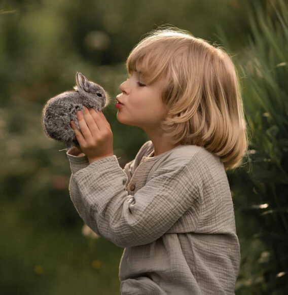 25 Heartwarming Photos by Iwona Podlasińska That Highlight the Magic Between Kids and Animals