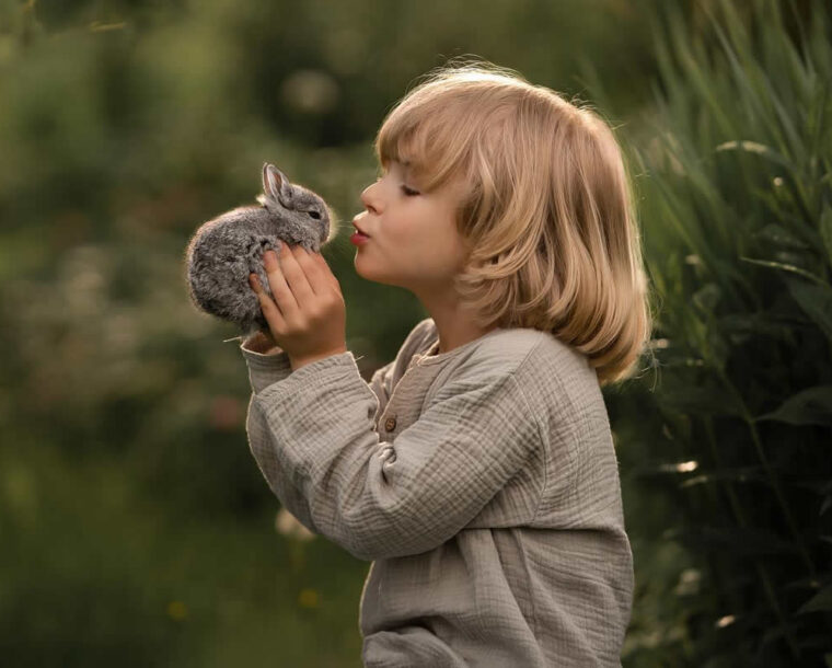 25 Heartwarming Photos by Iwona Podlasińska That Highlight the Magic Between Kids and Animals