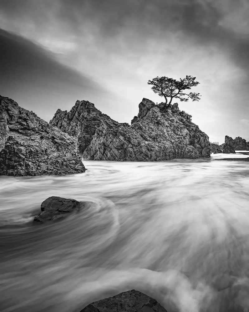 Black and White Long Exposure Landscape Photography by Jo Deok-hwan