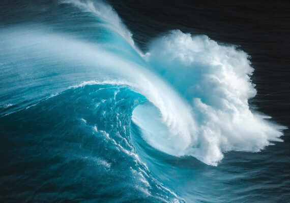 Award-Winning Ocean Photographer Phil de Glanville Captures Breathtaking Photos Of Waves