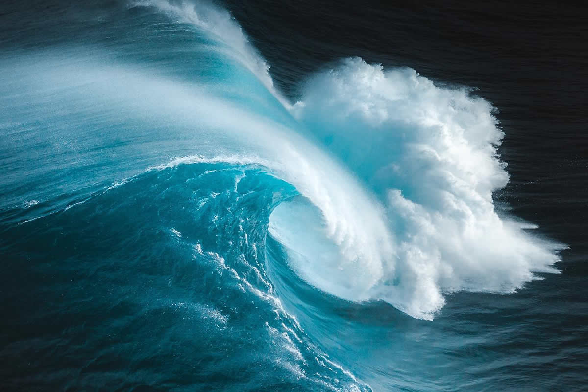 Breathtaking Photos Of Waves by Phil de Glanville