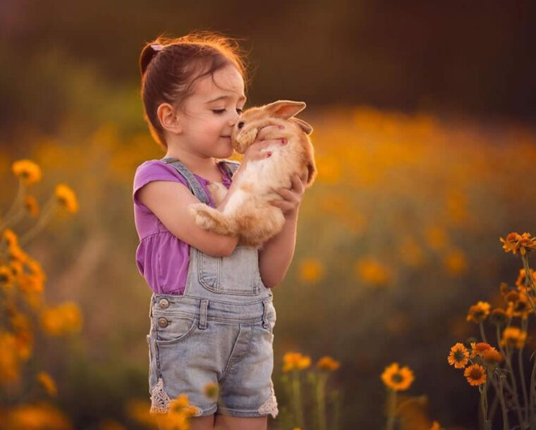 22 Enchanting Photos Show the Magical Bond Between Children and Animals Captured by Lisa Holloway