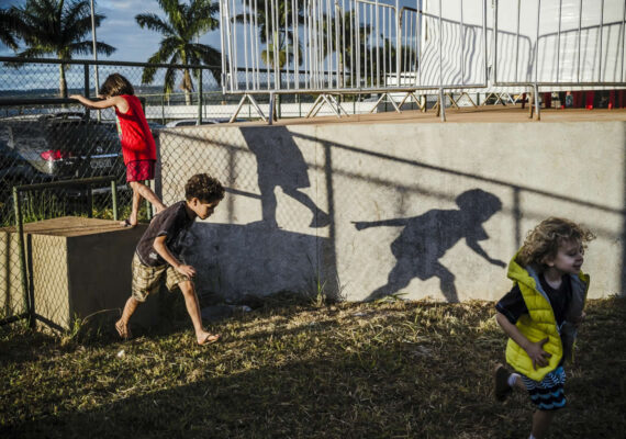 30 Clever Street Photographs That Showcase the Art of Composition and Timing