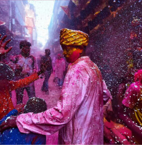 25 Captivating Holi Photographs by Sammya Brata Mullick That Capture the Essence of India’s Festival of Colors