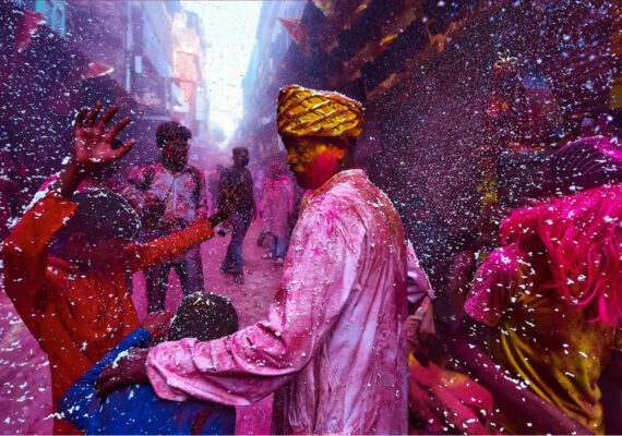 25 Captivating Holi Photographs by Sammya Brata Mullick That Capture the Essence of India’s Festival of Colors