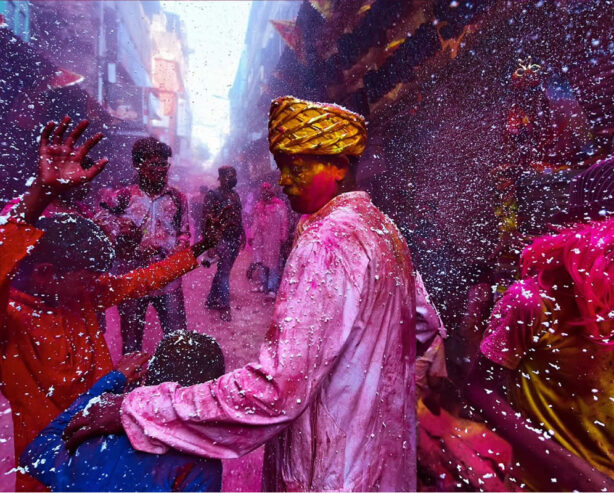 25 Captivating Holi Photographs by Sammya Brata Mullick That Capture the Essence of India’s Festival of Colors