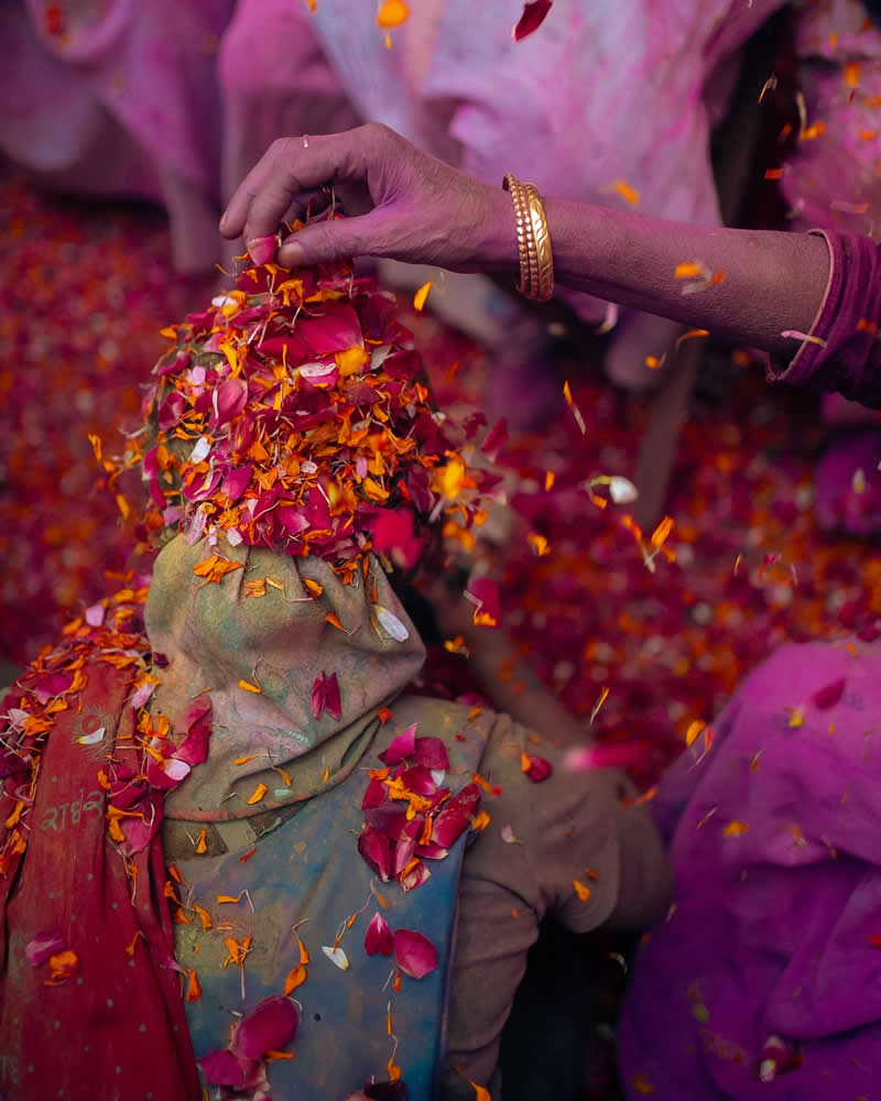 Photographer Ganesh Vanare Captures the Vibrant Spirit of Braj Ki Holi ...