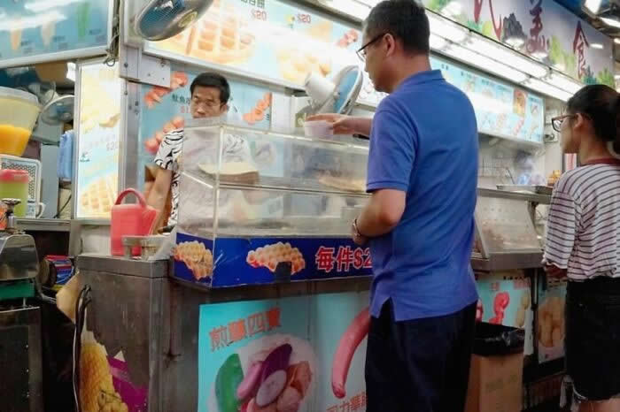 Perfectly Timed Street Moments Captured by Photographer Edas Wong