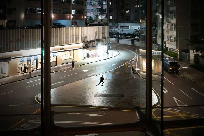 Perfectly Timed Street Moments Captured by Photographer Edas Wong