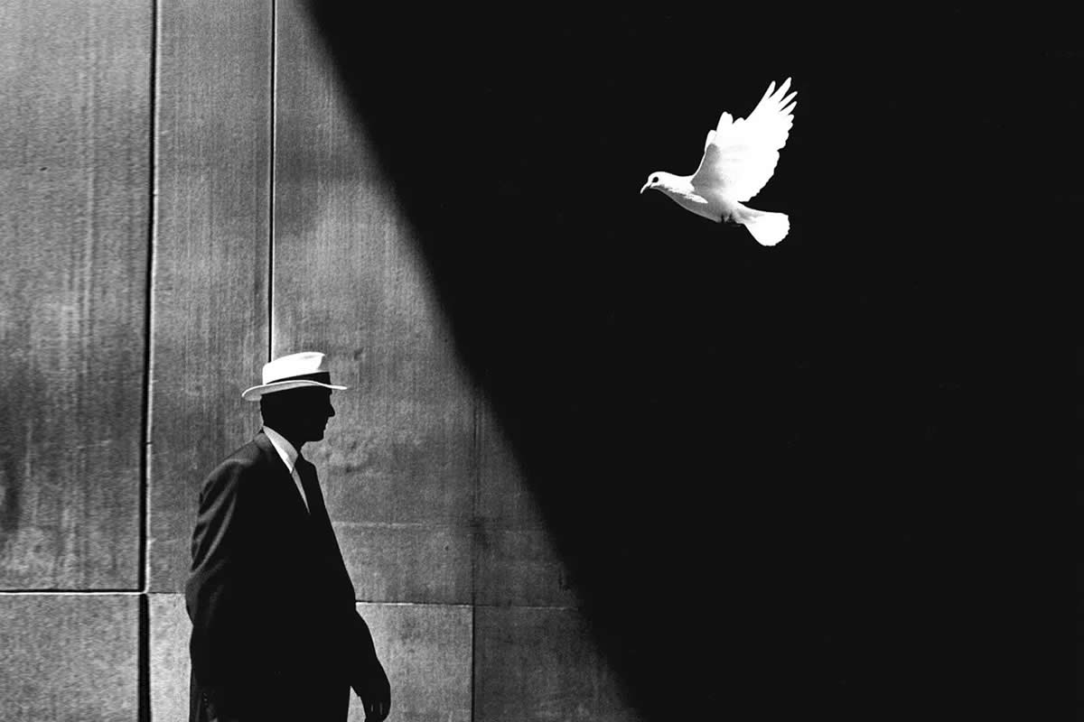 35 Striking Black-and-White Street Photos That Celebrate the Poetry of Everyday Life