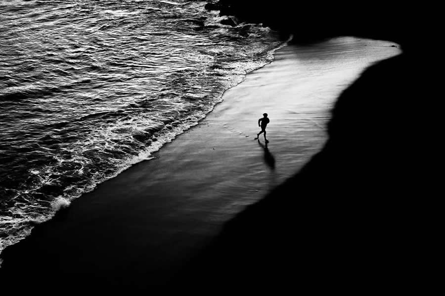Black and White Street Photos That Reveal Urban Life with Artful Vision