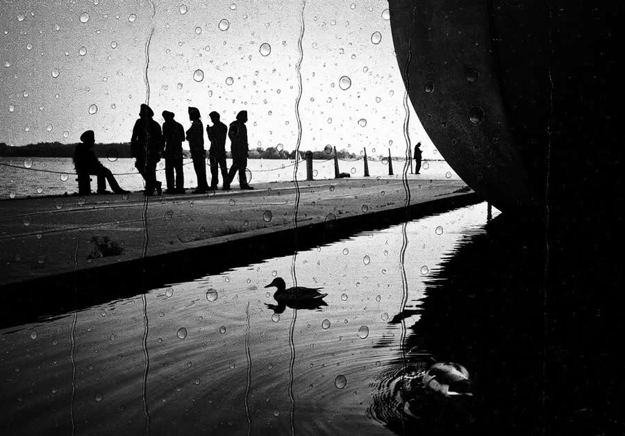 Black and White Street Photos That Reveal Urban Life with Artful Vision