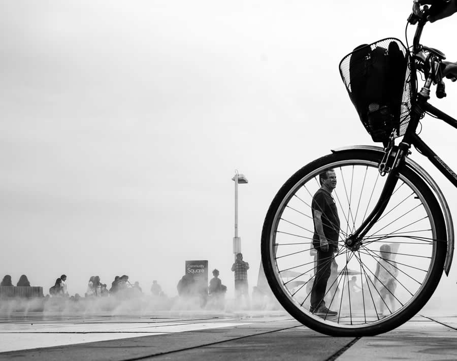 Black and White Street Photos That Reveal Urban Life with Artful Vision