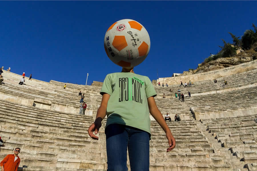 Street Photos by Tavepong Pratoomwong That Show the Importance of Timing and Composition