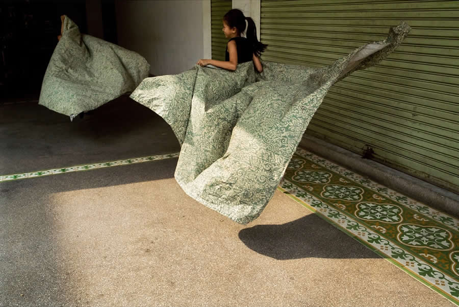 Street Photos by Tavepong Pratoomwong That Show the Importance of Timing and Composition