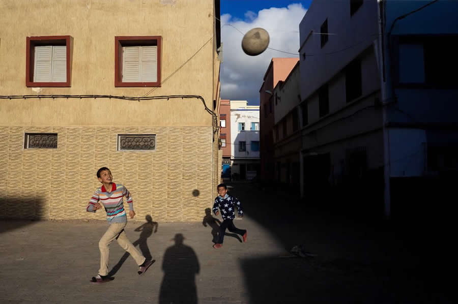Street Photos by Tavepong Pratoomwong That Show the Importance of Timing and Composition
