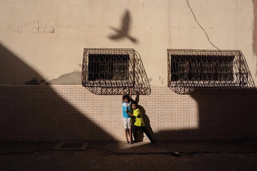 Street Photos by Tavepong Pratoomwong That Show the Importance of Timing and Composition