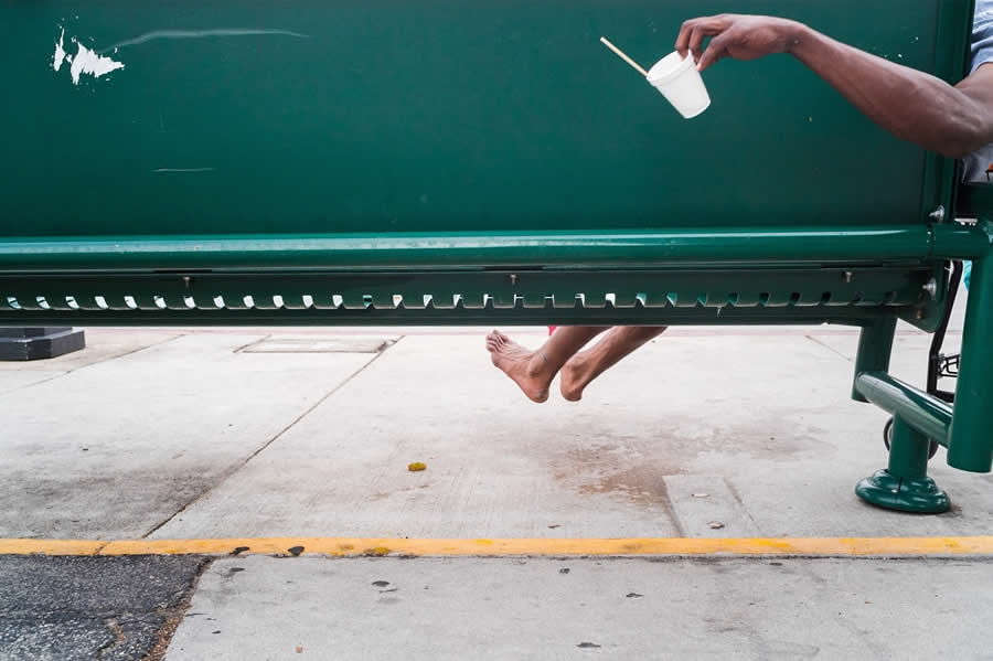 Street Photos by Tavepong Pratoomwong That Show the Importance of Timing and Composition